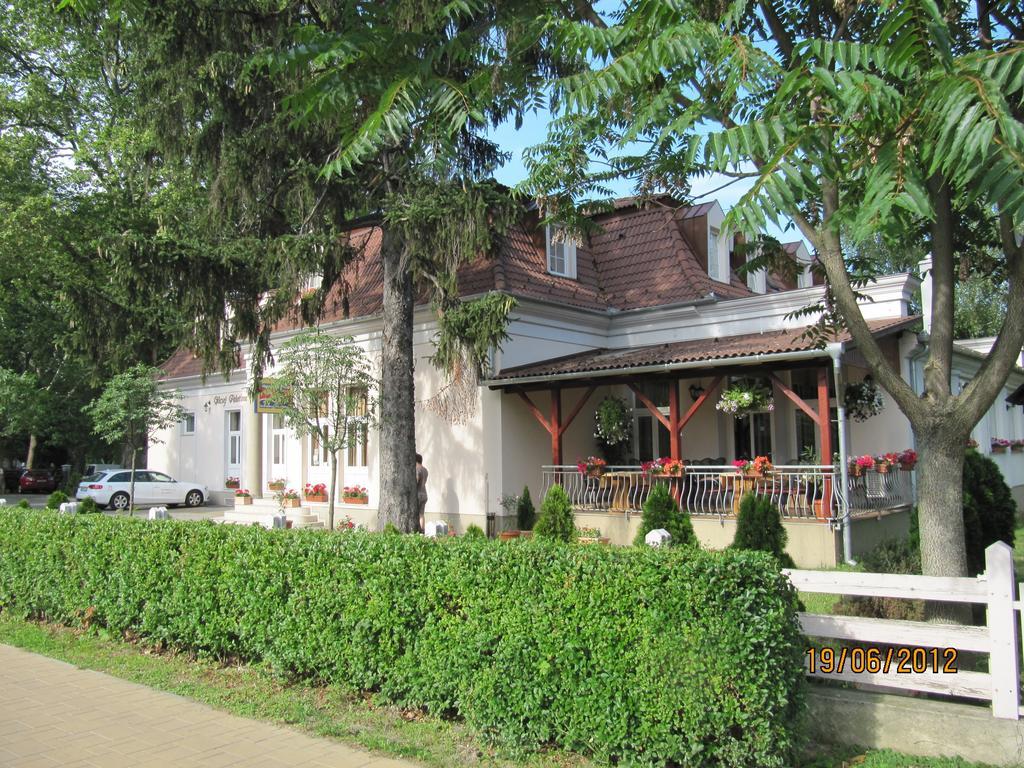 Goecsej Palatinus Etterem Es Panzio Aparthotel Zalaegerszeg Luaran gambar