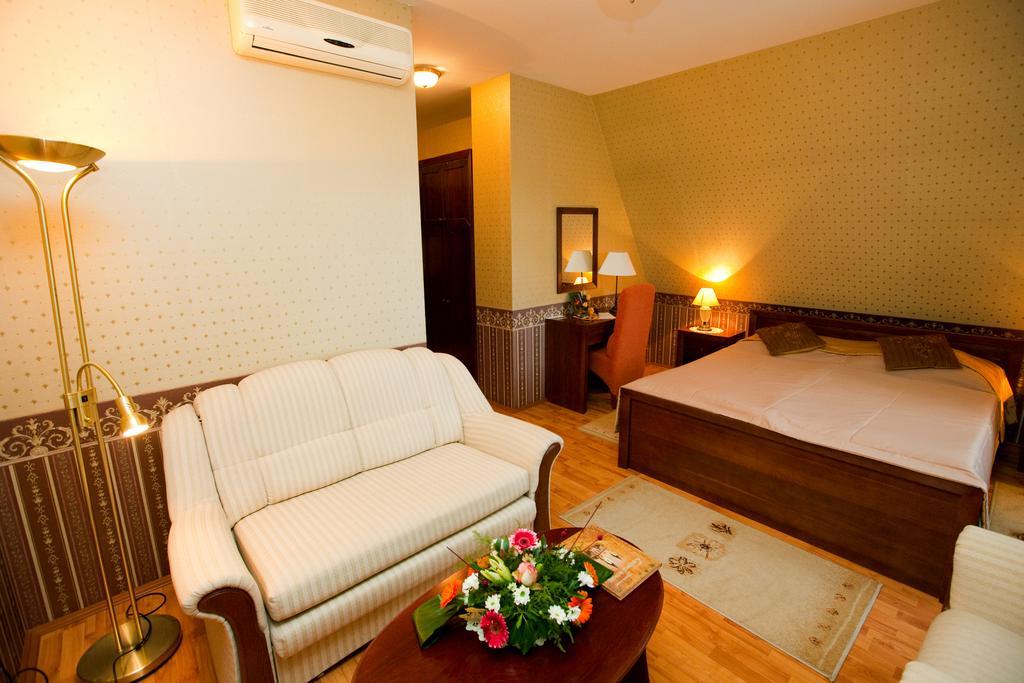 Goecsej Palatinus Etterem Es Panzio Aparthotel Zalaegerszeg Bilik gambar