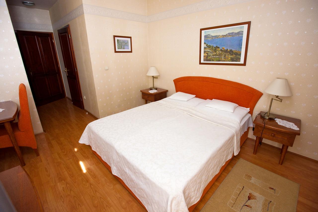 Goecsej Palatinus Etterem Es Panzio Aparthotel Zalaegerszeg Luaran gambar